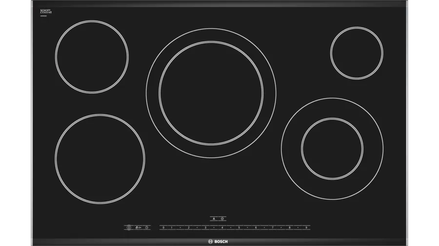 Cocina de vitrocerámica elegante y moderna en una cocina bien iluminada de Santander, destacando su diseño liso y contemporáneo que facilita la cocción y limpieza.