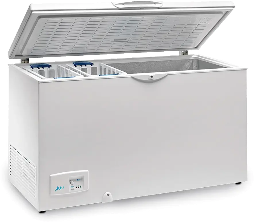 Técnico reparando un congelador en un domicilio de Santander, utilizando herramientas especializadas para restaurar su funcionalidad y eficiencia energética.